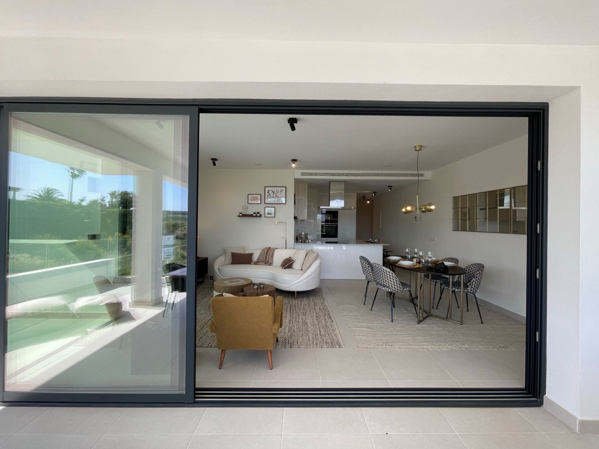 Sala d'estar de Apartament de lloguer en Estepona amb Aire condicionat, Terrassa i Traster