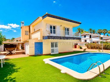 Xalet amb piscina en venda a las Palmeras 20