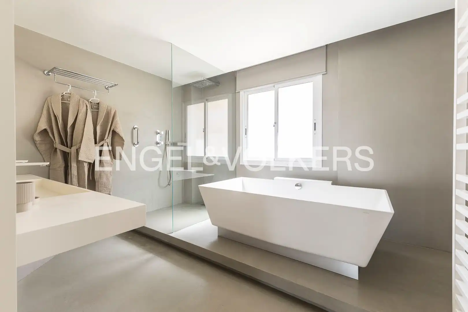 Badezimmer von Wohnung zur Miete in Barcelona mit Klimaanlage, Heizung und Parkett