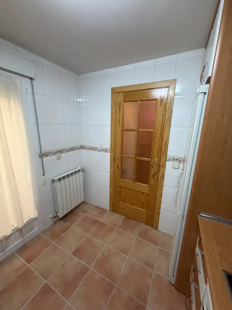 Badezimmer von Erdgeschoss zur Miete in La Lastrilla  mit Heizung, Parkett und Terrasse