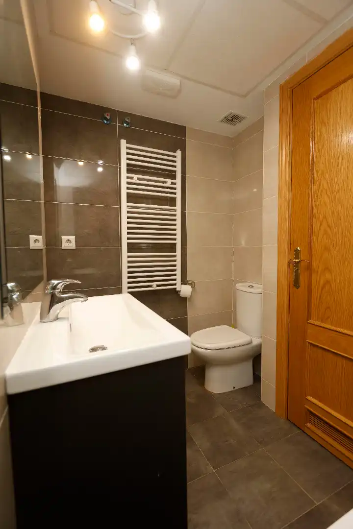 Baño de Apartamento en venta en Zaragoza con Aire acondicionado, Calefacción y Horno