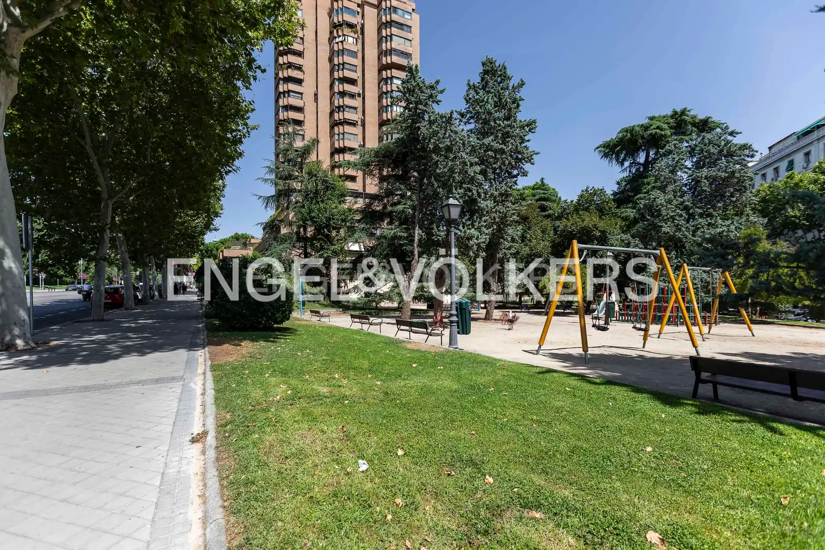 Vista exterior de Casa o xalet en venda en Madrid amb Calefacció, Jardí privat i Balcó
