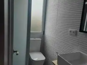 Bany de Pis de lloguer en Jaén amb Aire condicionat, Terrassa i Moblat
