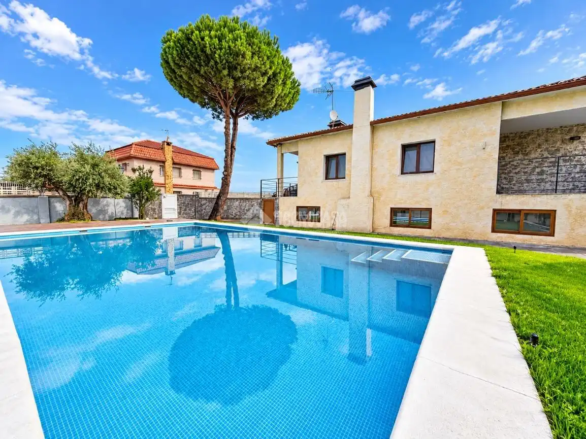 Piscina de Casa o chalet en venta en Camarma de Esteruelas, Madrid