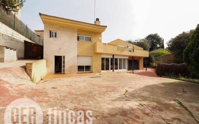 Vista exterior de Casa o xalet en venda en Viladecavalls amb Aire condicionat, Terrassa i Piscina