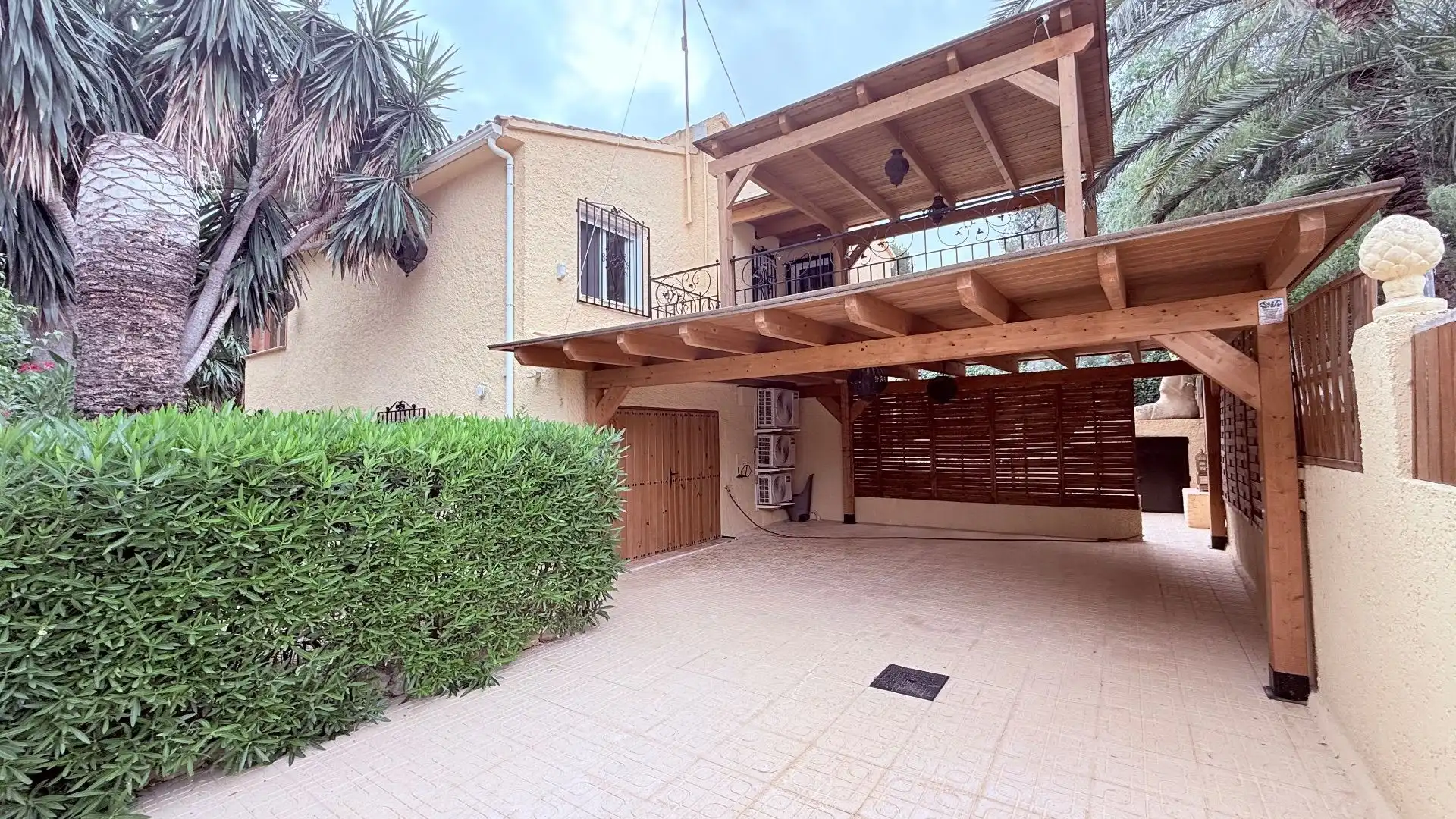 Vista exterior de Casa o xalet de lloguer en L'Alfàs del Pi amb Aire condicionat, Jardí privat i Piscina