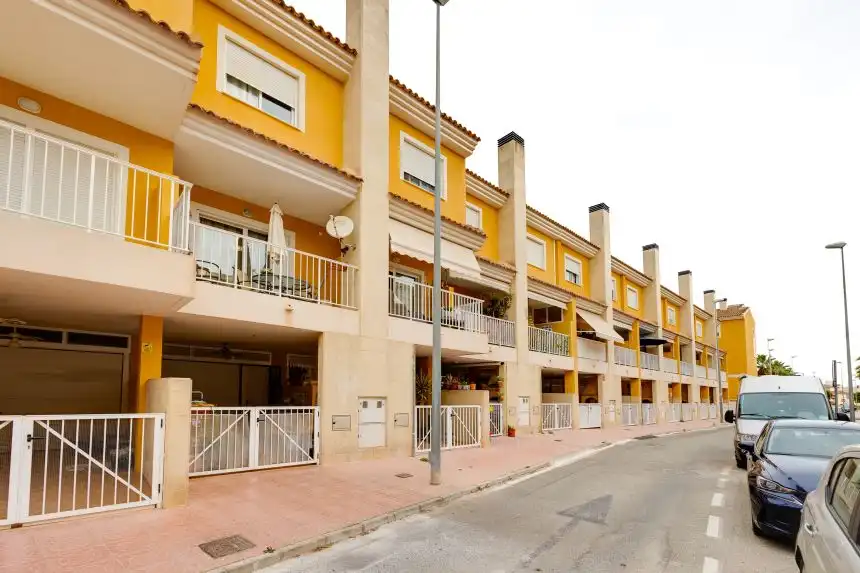 Vista exterior de Casa adosada en venta en Rojales con Piscina comunitaria