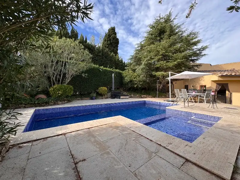 Piscina de Finca rústica en venta en Ullastret con Aire acondicionado, Calefacción y Jardín privado