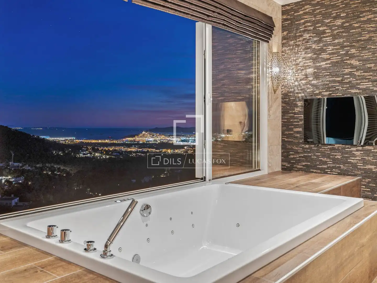 Bathroom of Houses for sale in Santa Eulària des Riu  with Air Conditioner, Heating and Private garden