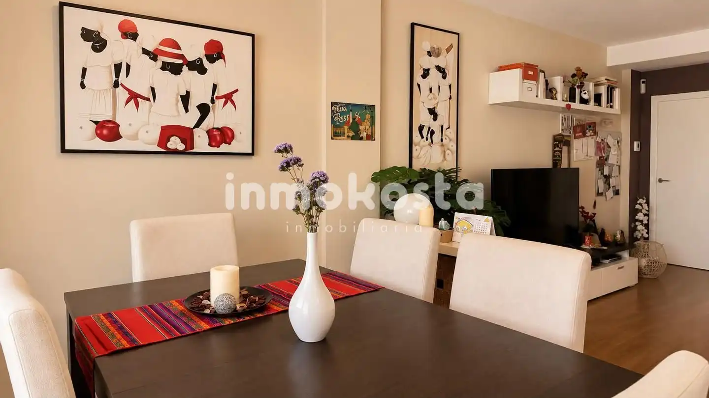 Sala d'estar de Casa adosada en venda en La Nucia amb Aire condicionat, Jardí privat i Terrassa