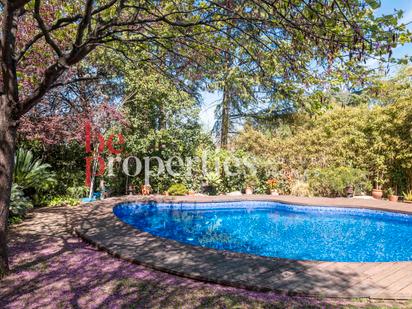 Vista exterior de Casa o xalet en venda en Sant Cugat del Vallès amb Aire condicionat, Jardí privat i Piscina