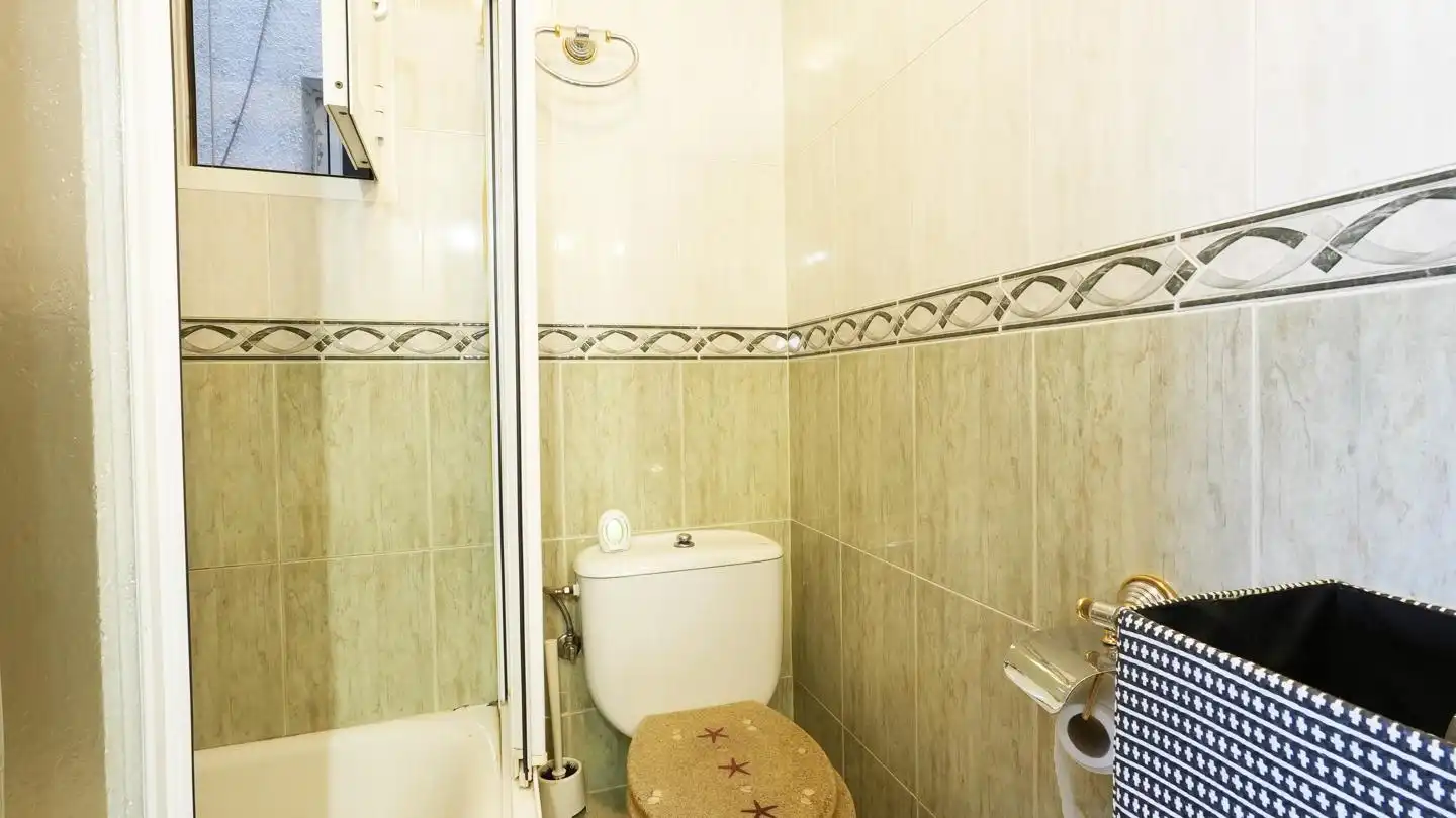 Bathroom of Flat for sale in Madrid  with Air Conditioner, Heating and Terrace