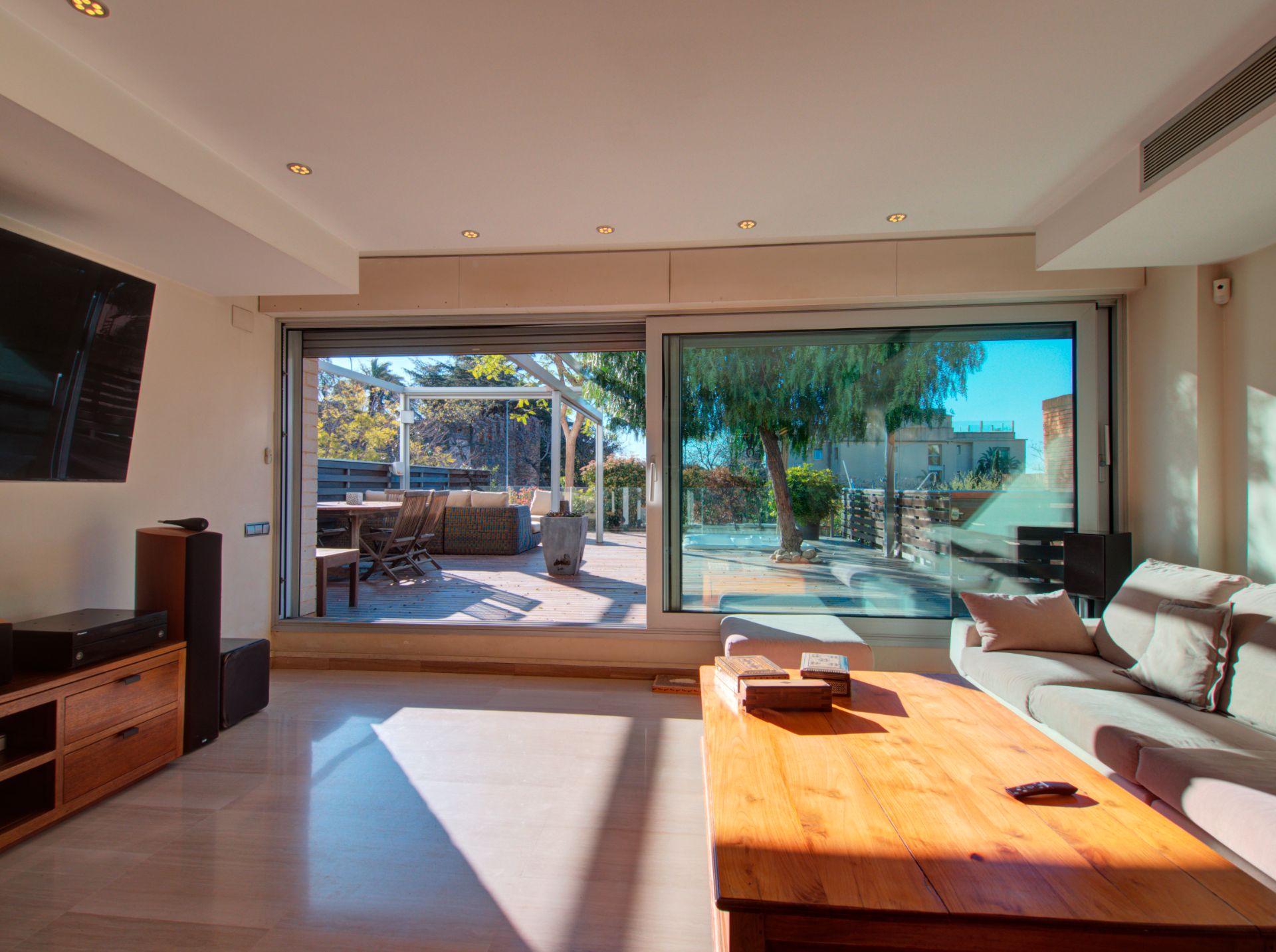 Living room of Single-family semi-detached for sale in  Barcelona Capital  with Air Conditioner, Heating and Private garden