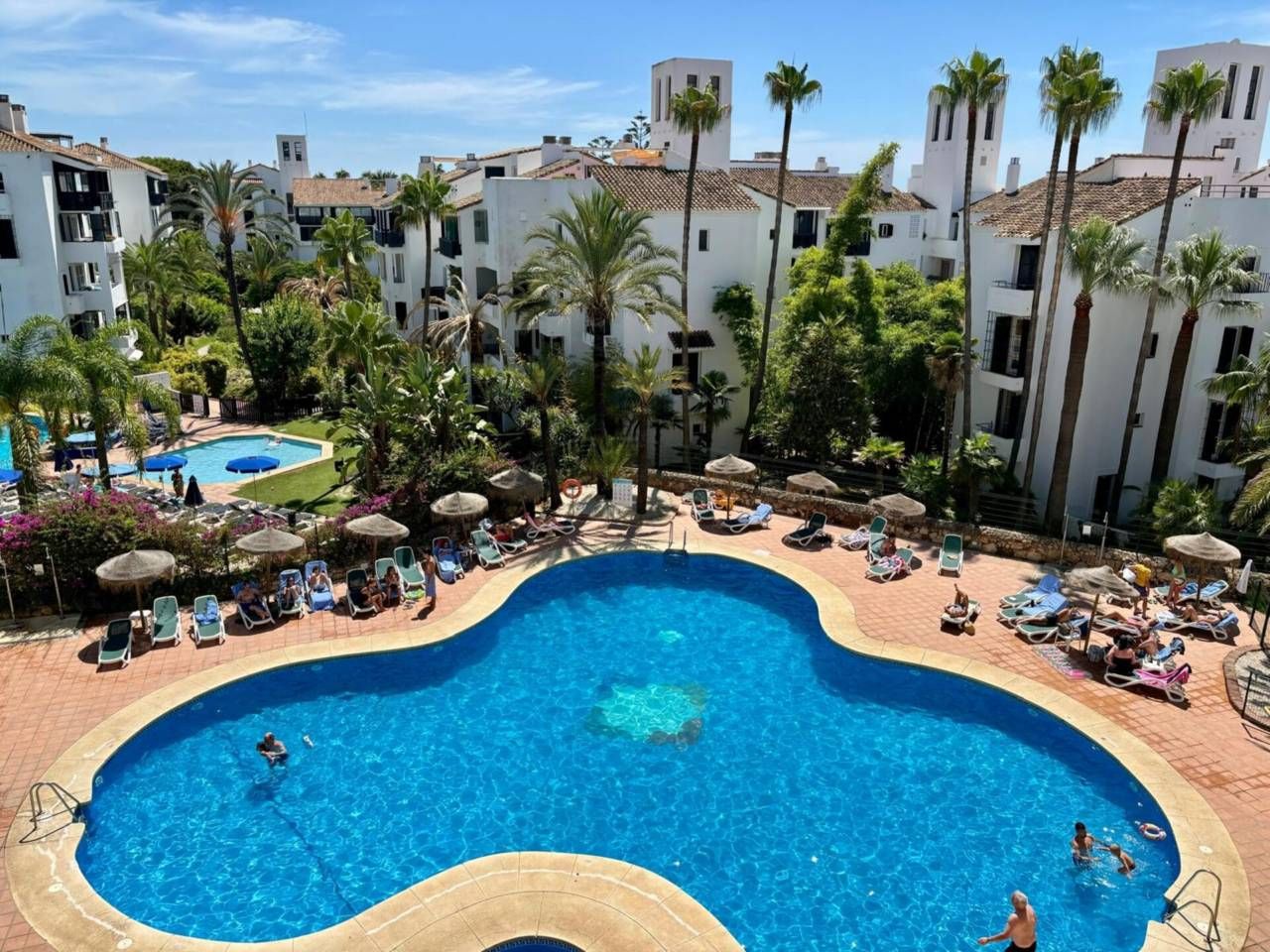 Swimming pool of Flat for rent in Marbella  with Air Conditioner, Heating and Terrace
