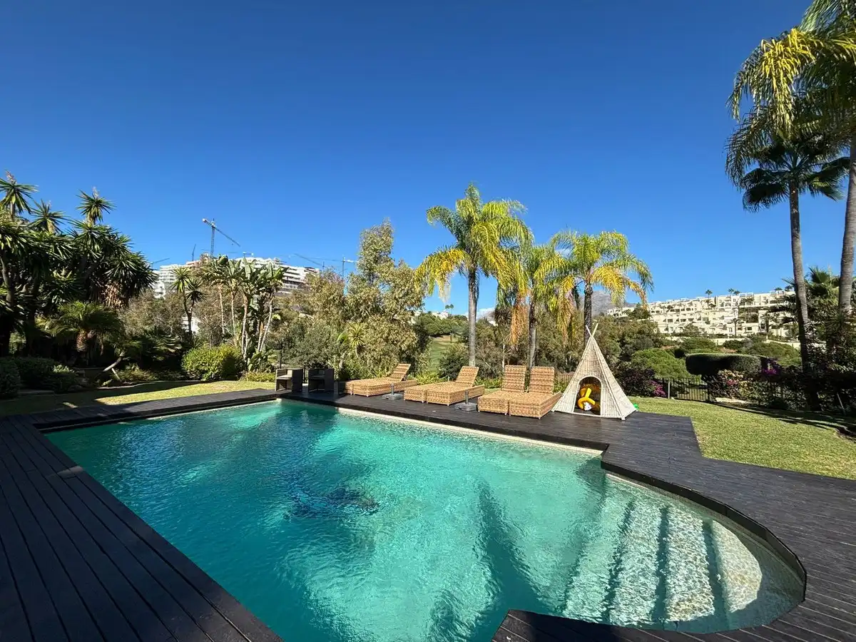 Schwimmbecken von Haus oder Chalet zur Miete in Benahavís mit Klimaanlage, Heizung und Privatgarten