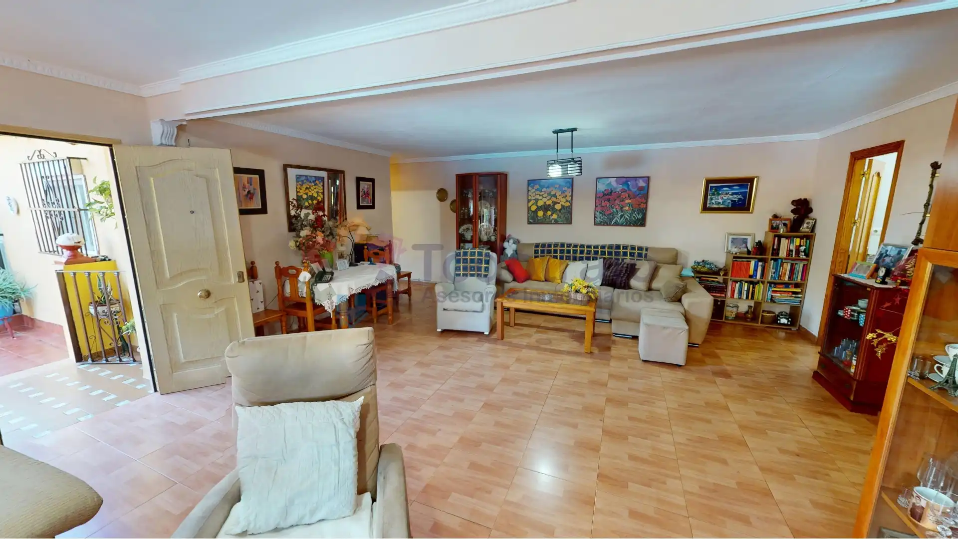 Sala d'estar de Casa o xalet en venda en Alcalá de Guadaira amb Aire condicionat, Jardí privat i Piscina