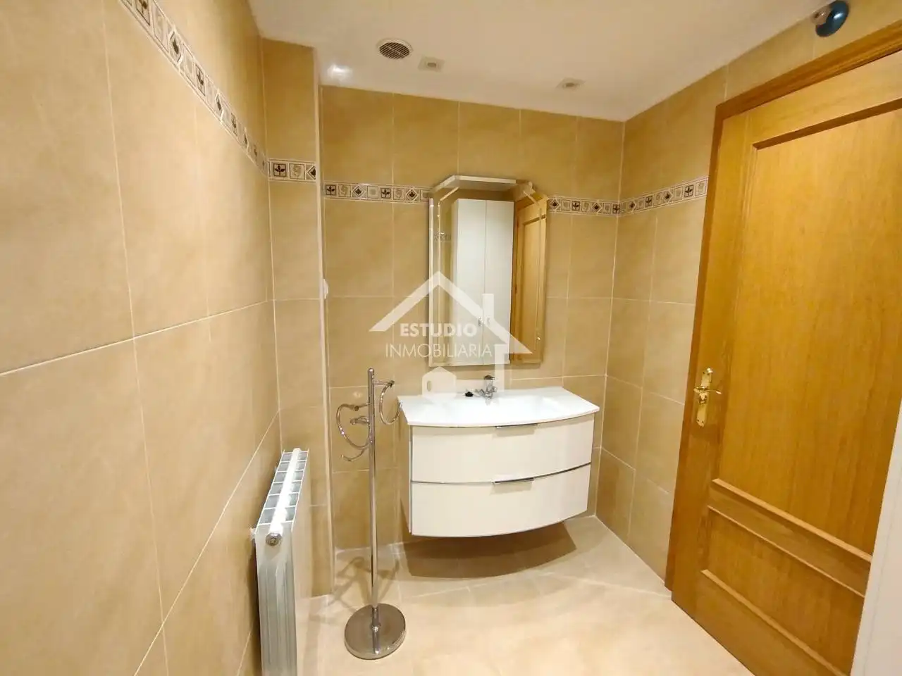 Badezimmer von Wohnung zum Verkauf in Oyón-Oion mit Heizung, Abstellraum und Balkon