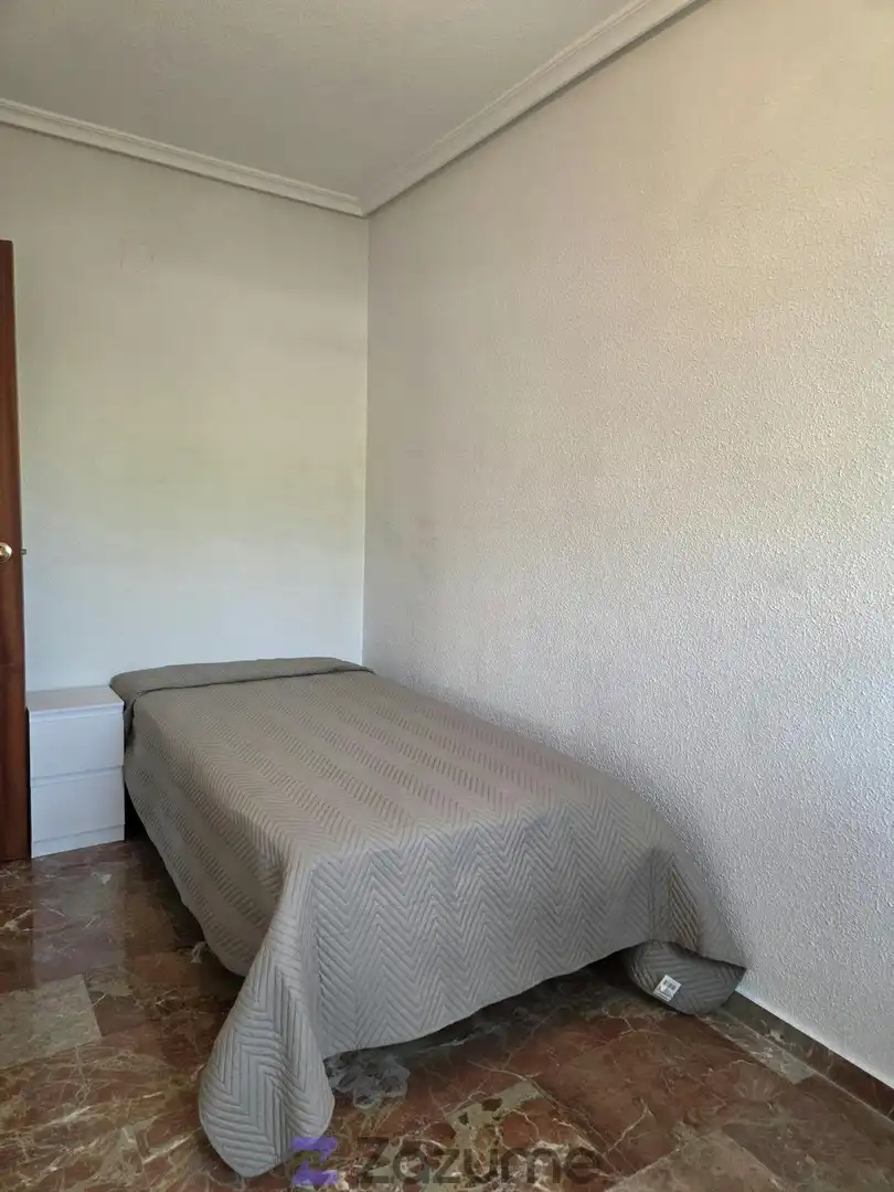 Habitación de Piso de alquiler en Jaén con Jardín privado, Piscina y Amueblado