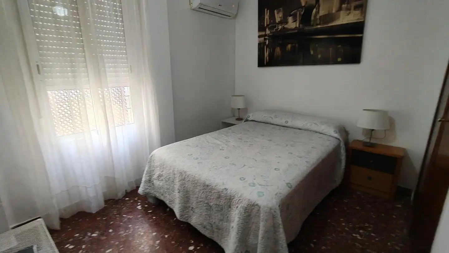 Schlafzimmer von Erdgeschoss zur Miete in Córdoba mit Klimaanlage und Möbliert