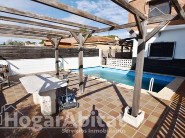 Villa con balcone in vendita a Calle POU