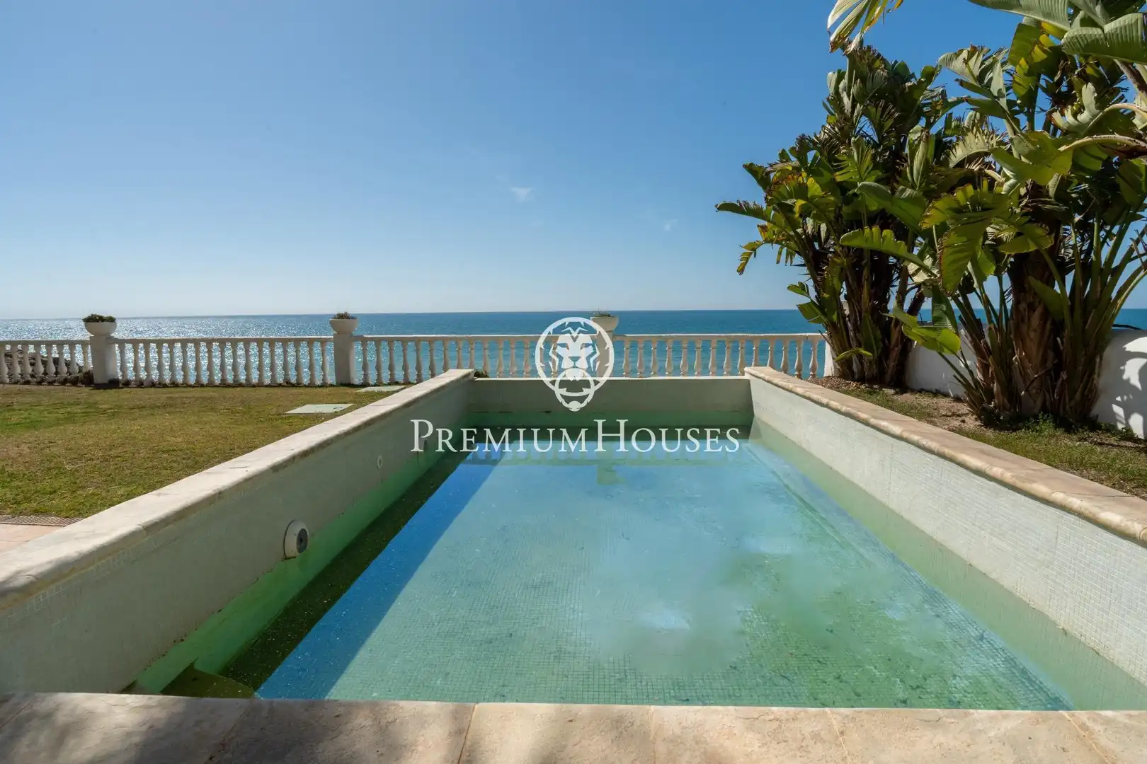 Swimming pool of Houses for sale in Vilanova i la Geltrú  with Air Conditioner, Heating and Private garden