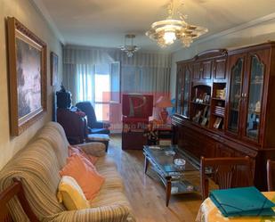 Sala d'estar de Apartament en venda en León Capital  amb Calefacció, Parquet i Terrassa