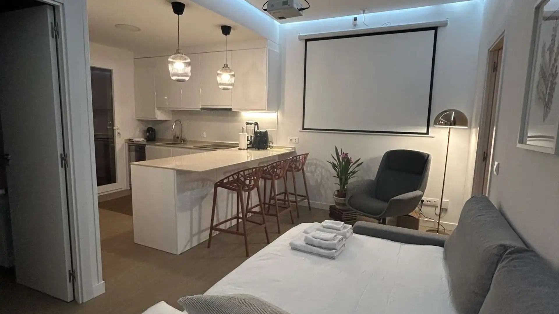 Study for share in  Madrid Capital  with Air Conditioner, Heating and Terrace