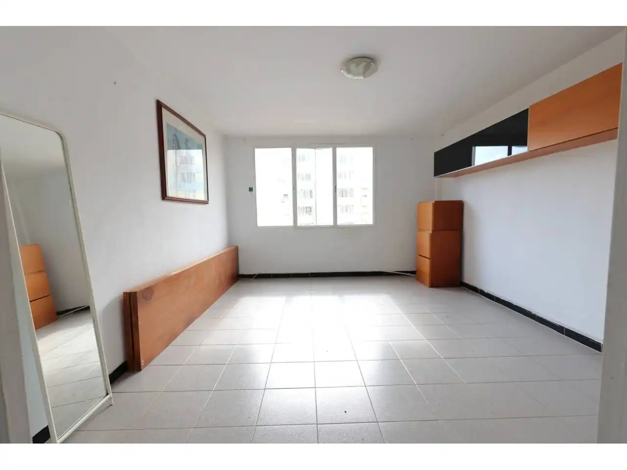 Sala d'estar de Pis en venda en L'Hospitalet de Llobregat amb Alarma