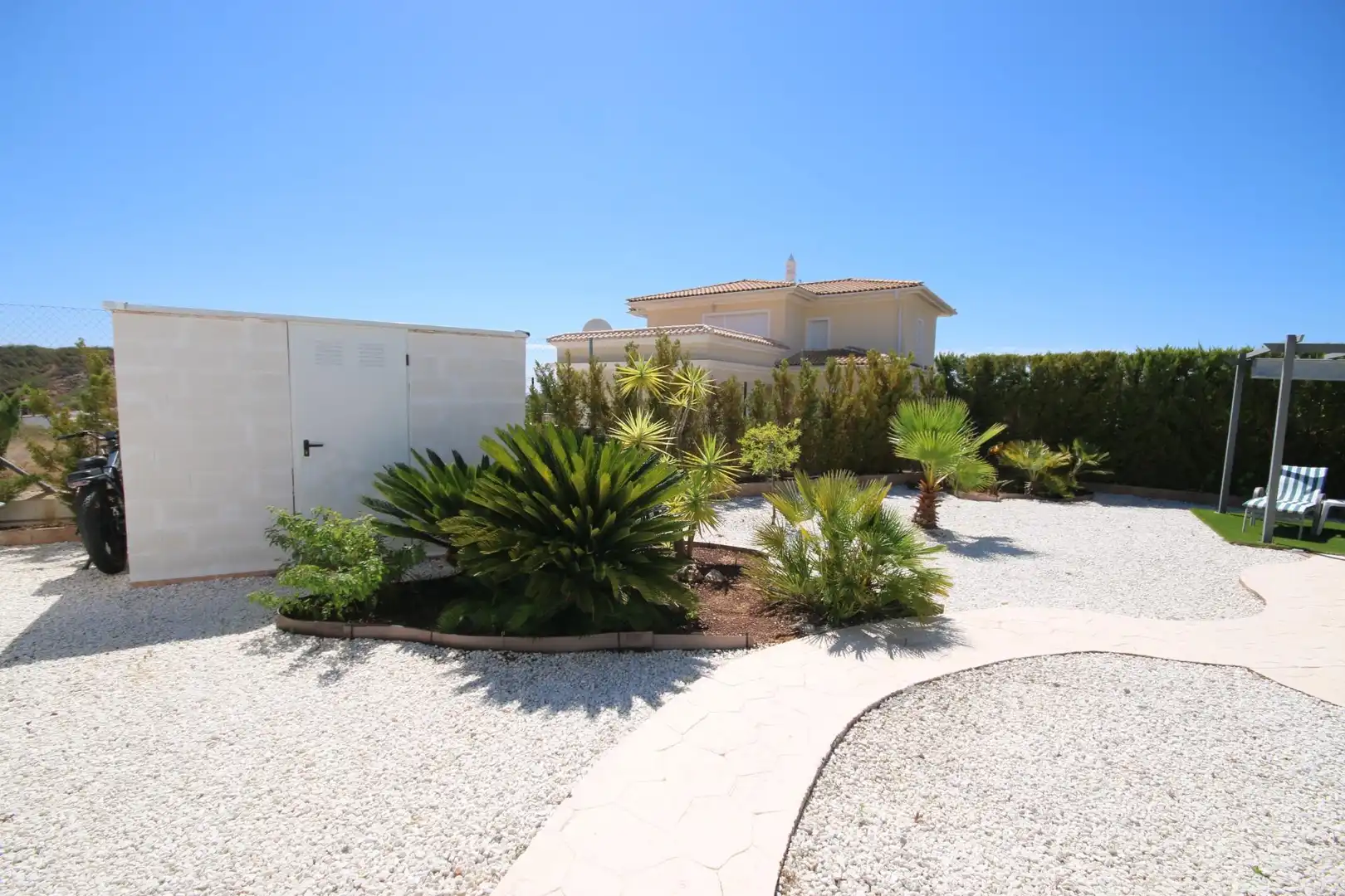 Garden of Houses for sale in Ayamonte  with Air Conditioner, Swimming Pool and Jacuzzi