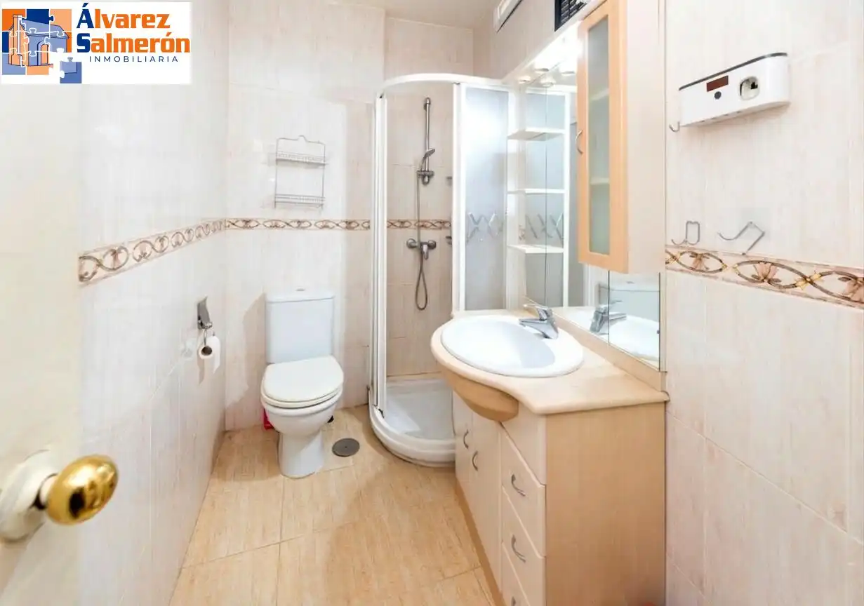 Bathroom of Flat for sale in Granada