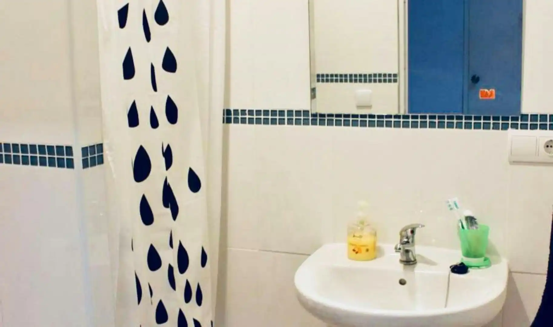 Bathroom of Flat for share in Sevilla  with Private garden and Washing machine