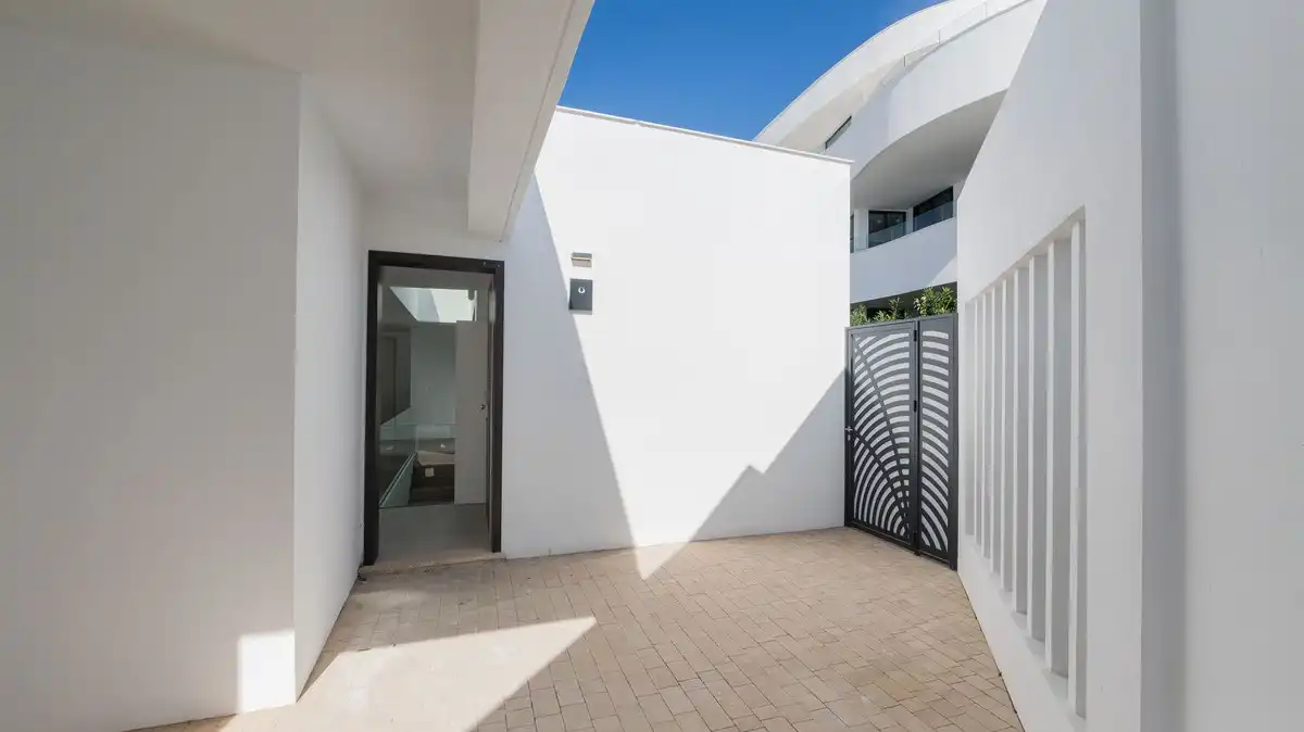 Außenansicht von Einfamilien-Reihenhaus zum Verkauf in Benalmádena mit Klimaanlage, Terrasse und Abstellraum