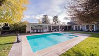 Piscina de Casa o xalet en venda en Villanueva de la Cañada amb Aire condicionat, Calefacció i Jardí privat