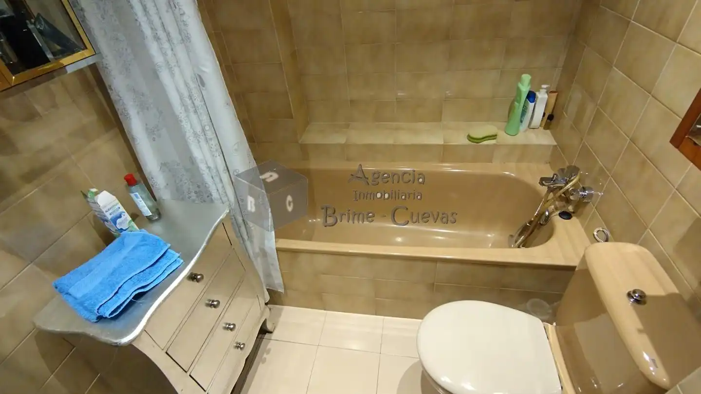 Bany de Pis en venda en Oviedo  amb Calefacció i Terrassa
