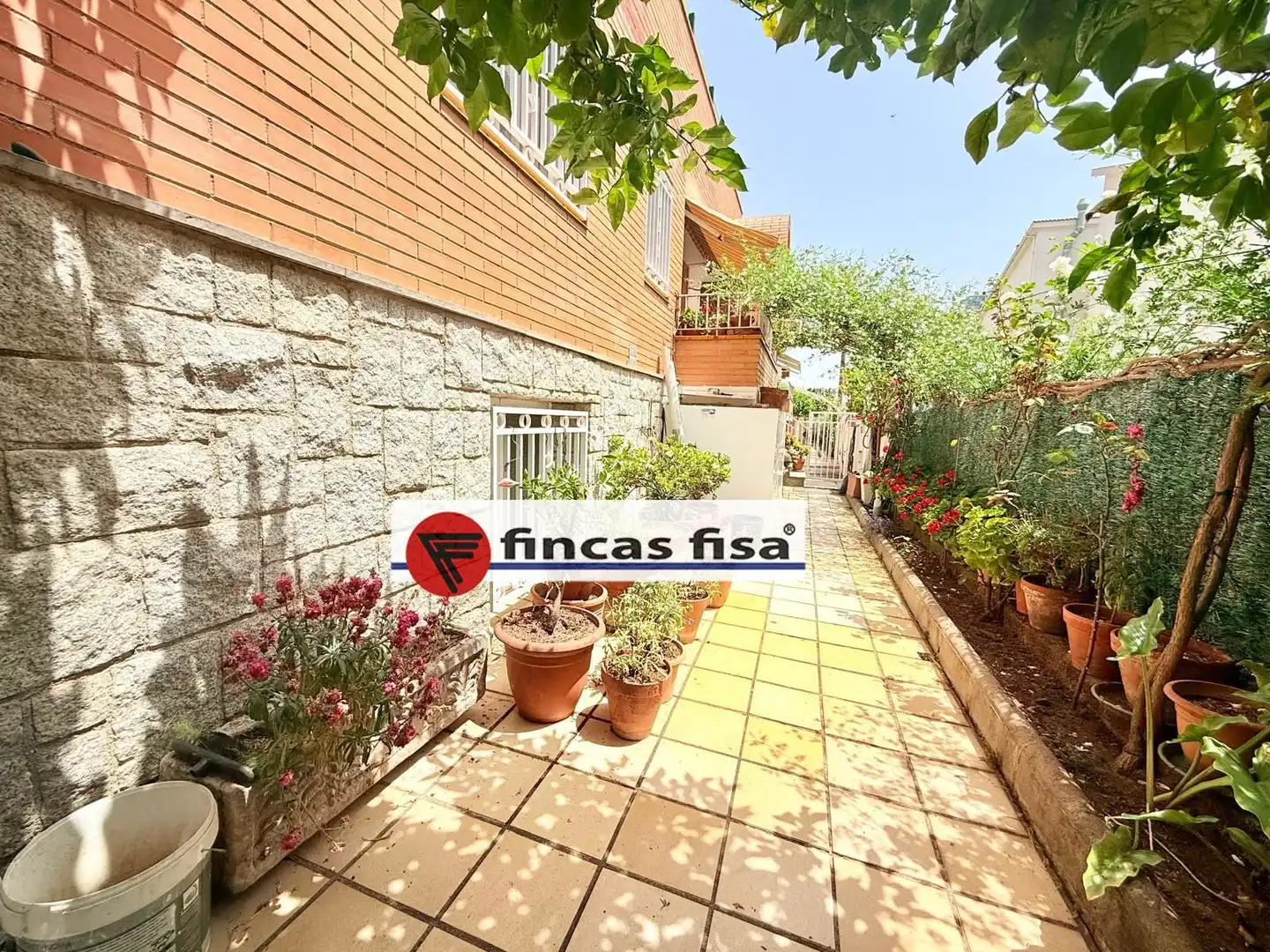 Vista exterior de Casa adosada en venda en Premià de Mar amb Aire condicionat, Calefacció i Jardí privat
