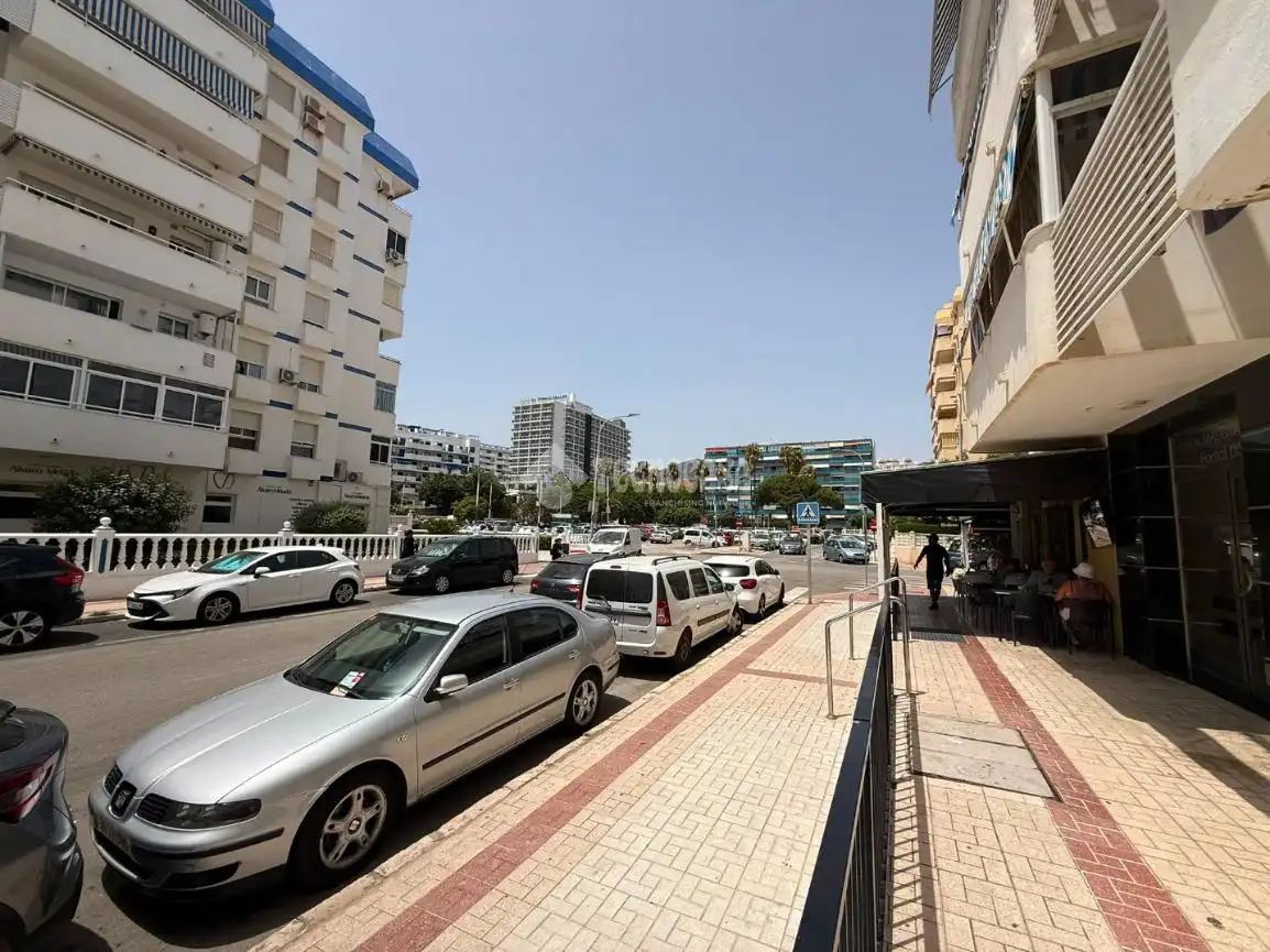 Vista exterior de Local en venda en Benalmádena amb Aire condicionat, Parquet i Alarma
