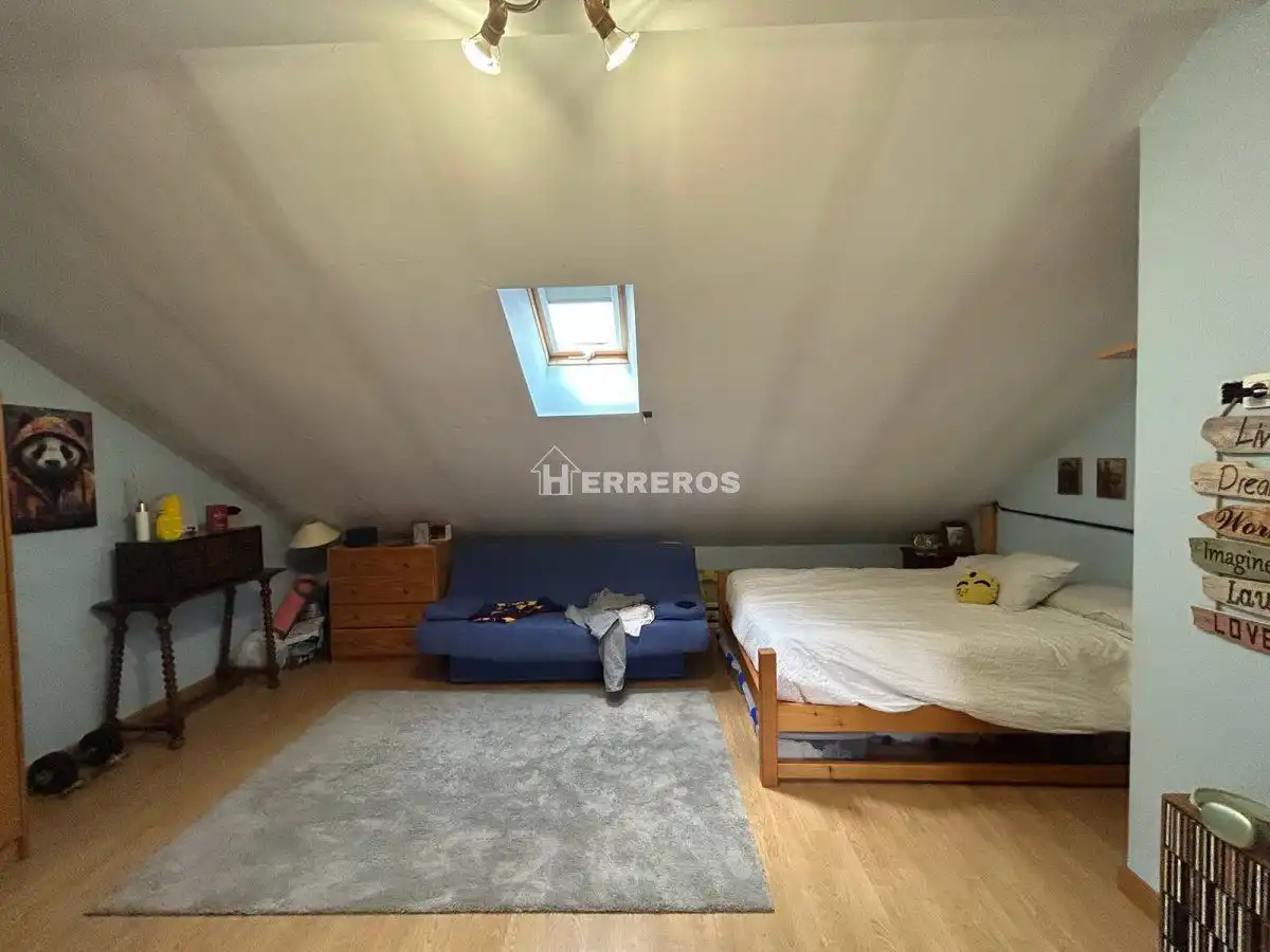 Habitación de Casa adosada en venta en  Logroño con Aire acondicionado, Calefacción y Jardín privado