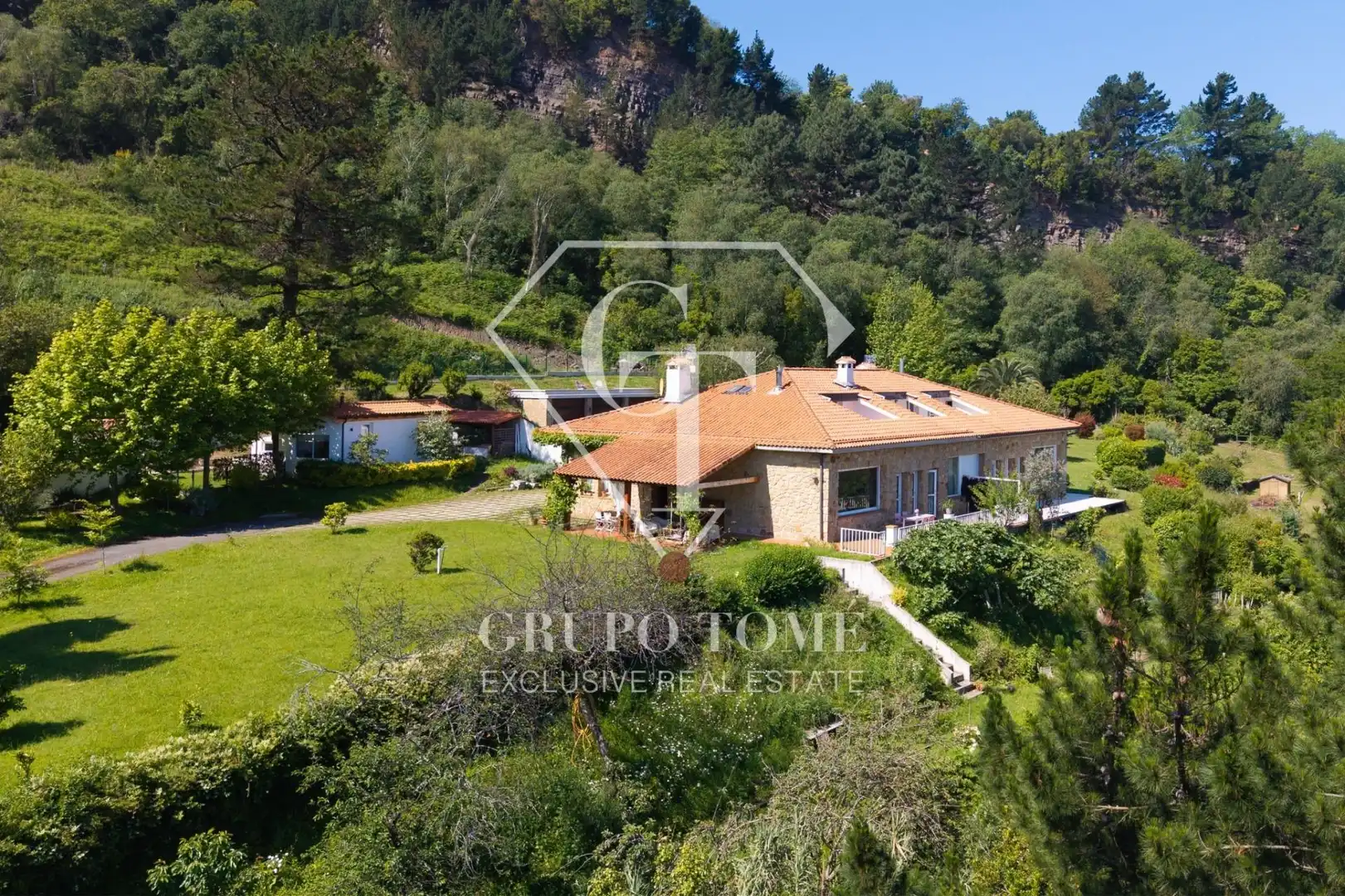 Vista exterior de Casa adosada en venta en Mutriku con Jardín privado, Terraza y Amueblado