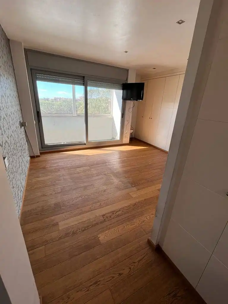 Habitación de Casa adosada en venta en Mataró con Aire acondicionado, Calefacción y Jardín privado