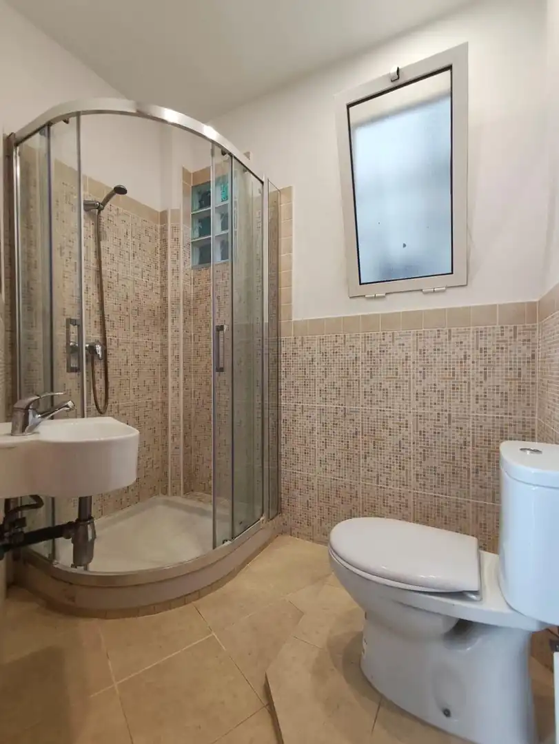 Badezimmer von Wohnung zur Miete in Valencia mit Klimaanlage, Heizung und Möbliert