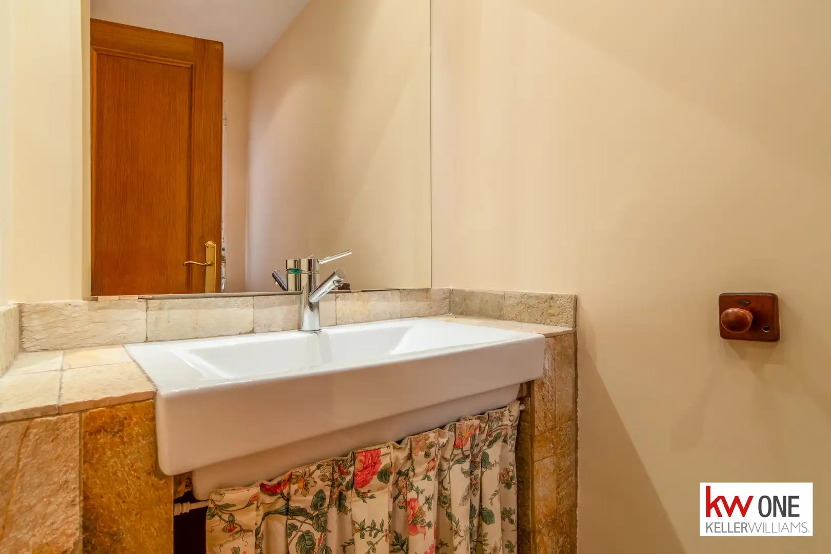 Baño de Casa adosada de alquiler en Pozuelo de Alarcón con Aire acondicionado, Calefacción y Jardín privado