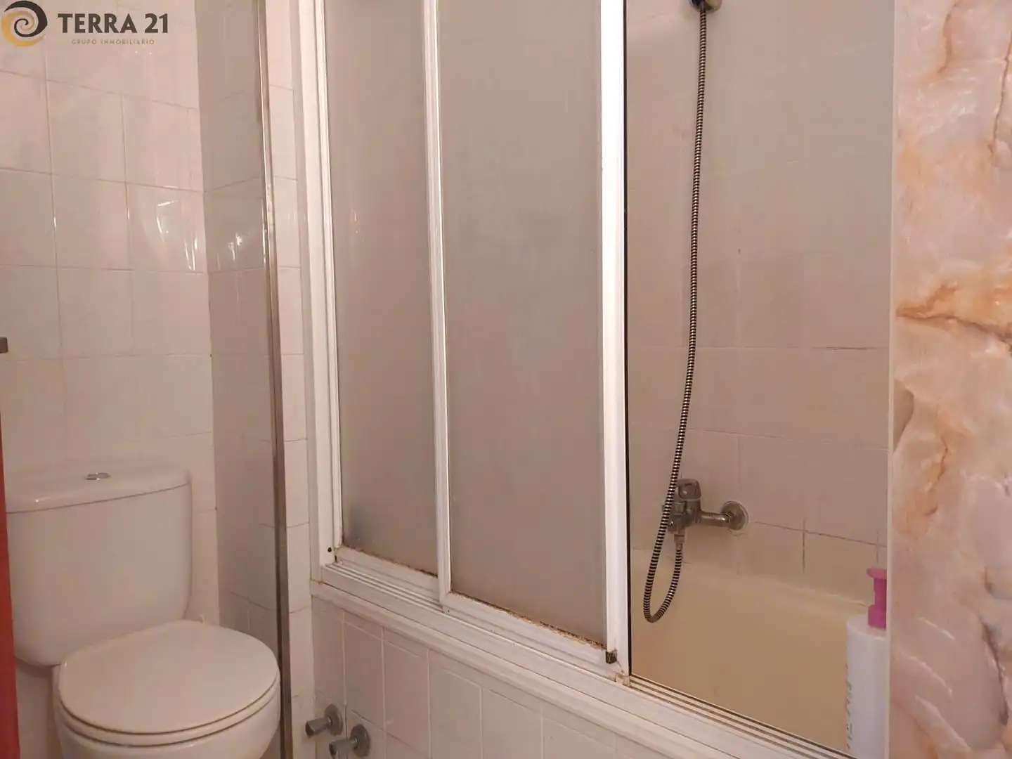 Bathroom of Flat for rent in Jaén