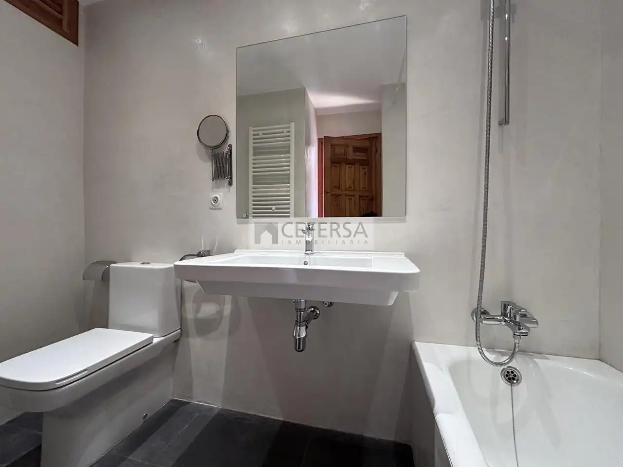 Badezimmer von Haus oder Chalet zur Miete in Alp mit Heizung, Privatgarten und Parkett