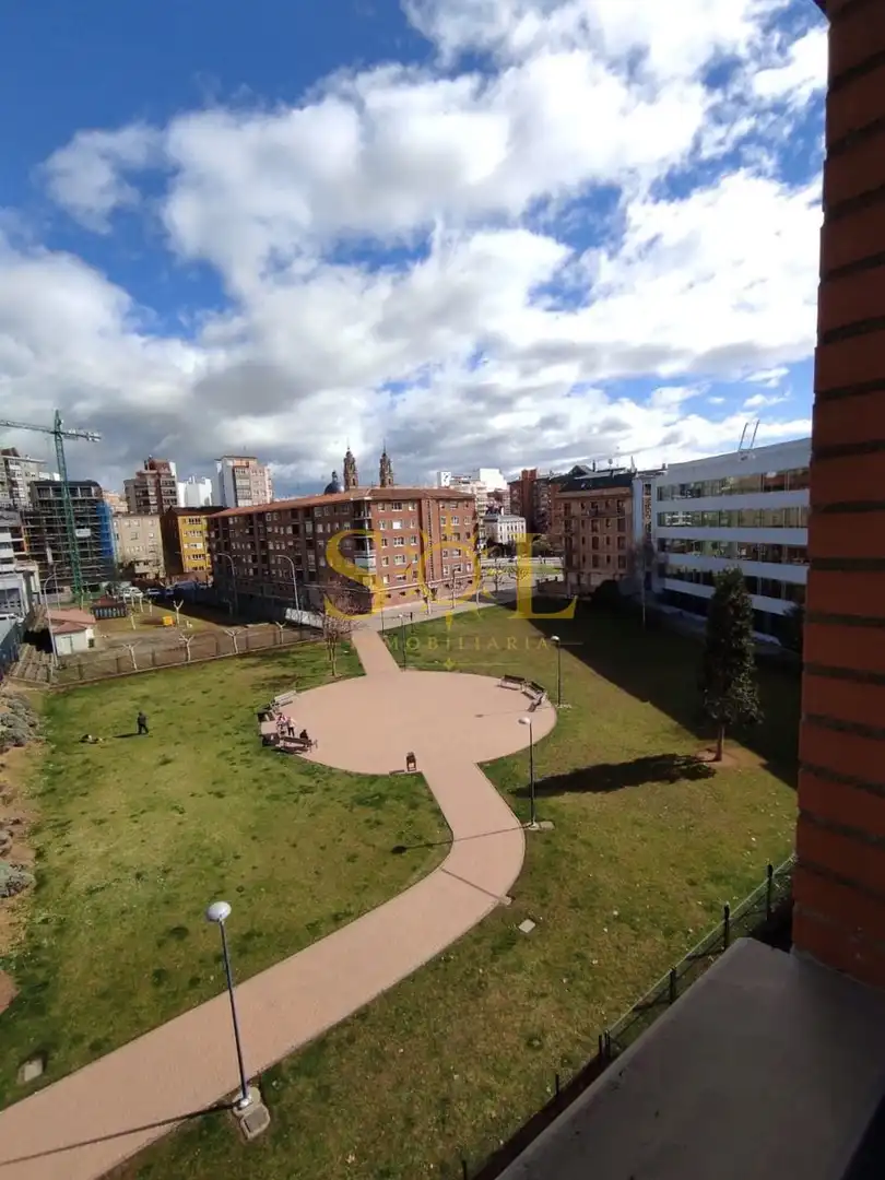 Dúplex amb ascensor en venda a Avenida de los Reyes Leoneses 10, imagen 36