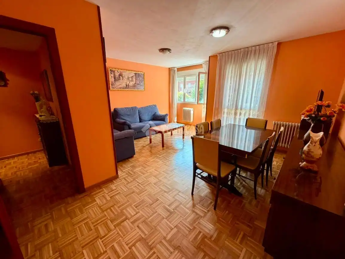 Sala de estar de Piso en venta en León Capital  con Calefacción, Parquet y Trastero