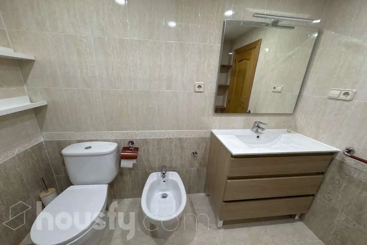 Baño de Piso de alquiler en Alcalá de Henares con Aire acondicionado, Calefacción y Parquet