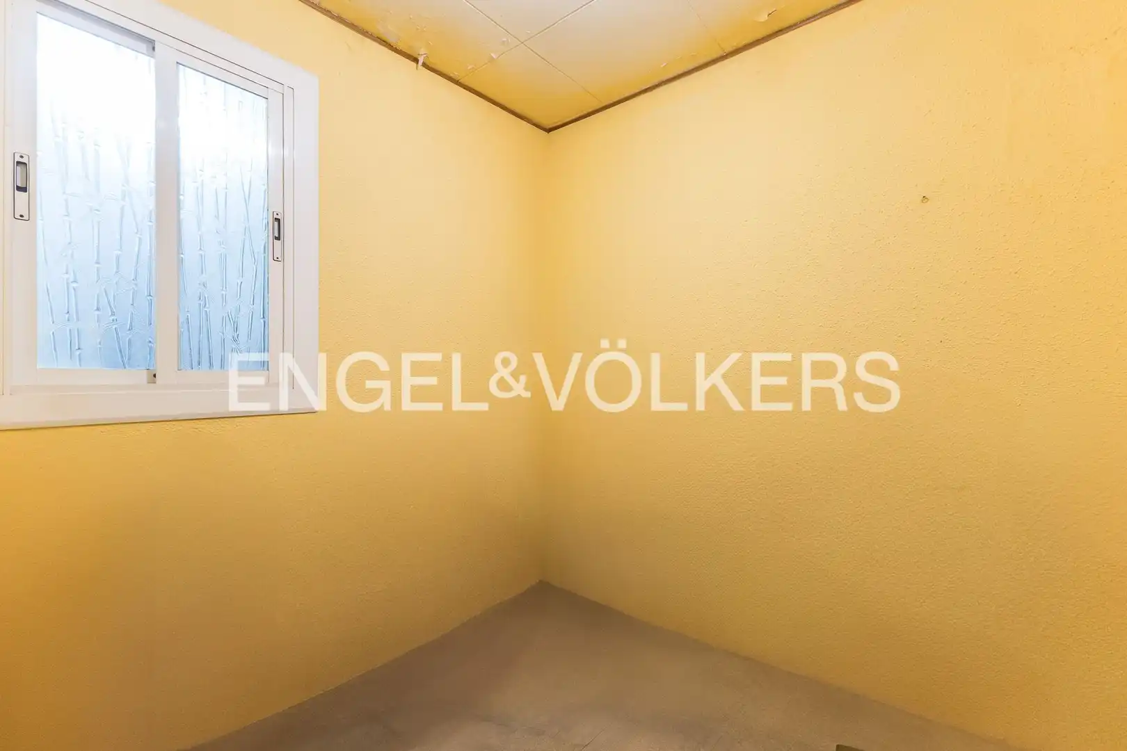 Wohnung zum Verkauf in Barcelona mit Heizung und Privatgarten