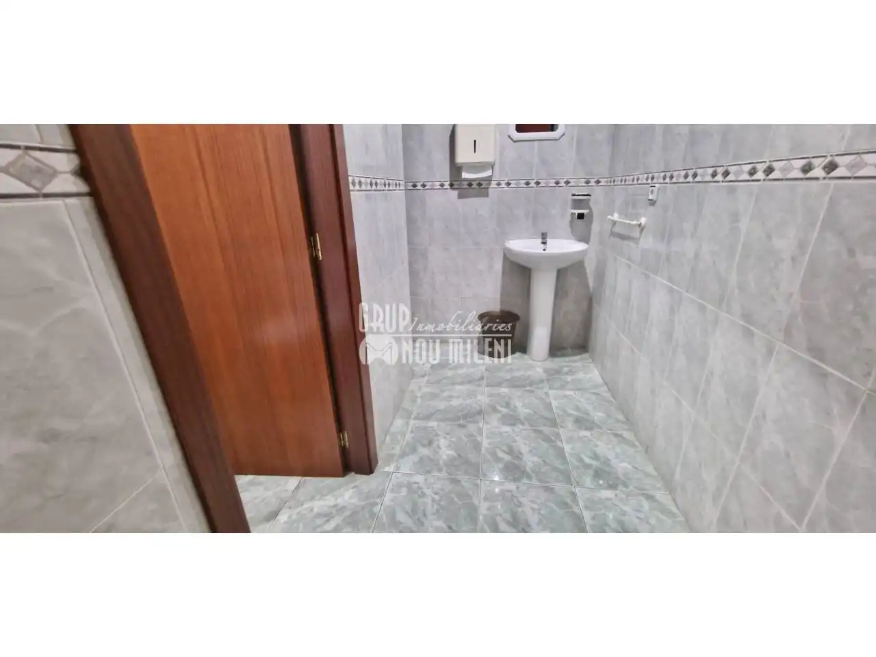Bathroom of Commercial properties for rent in Valencia