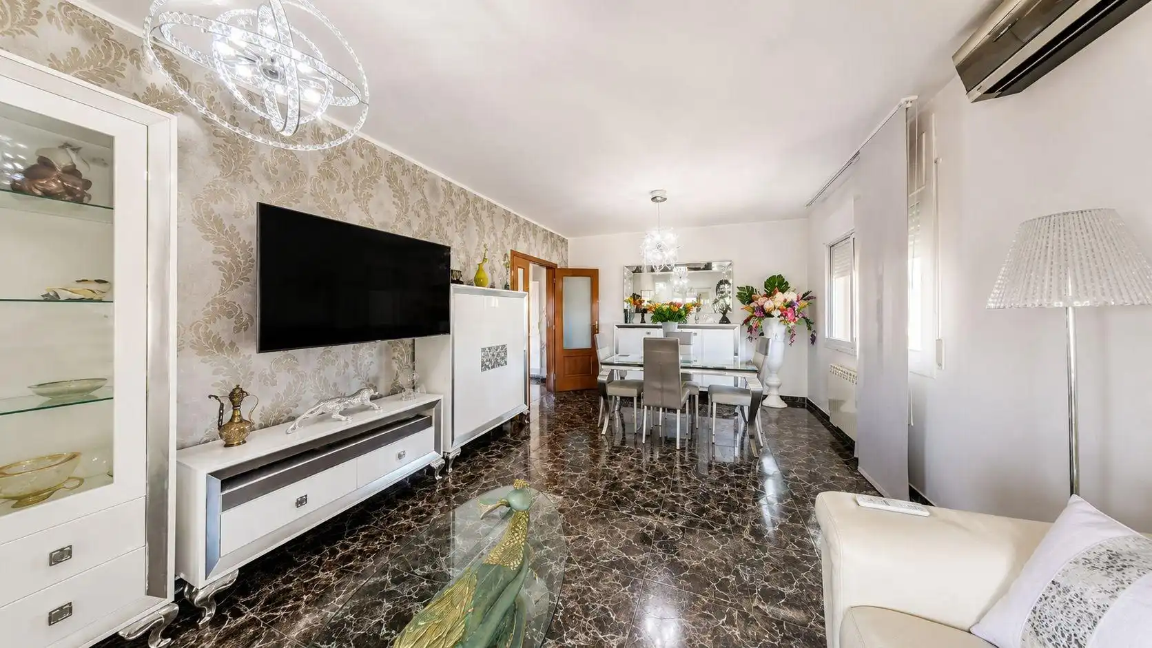 Sala d'estar de Casa o xalet en venda en Lliçà d'Amunt amb Jardí privat i Piscina comunitària