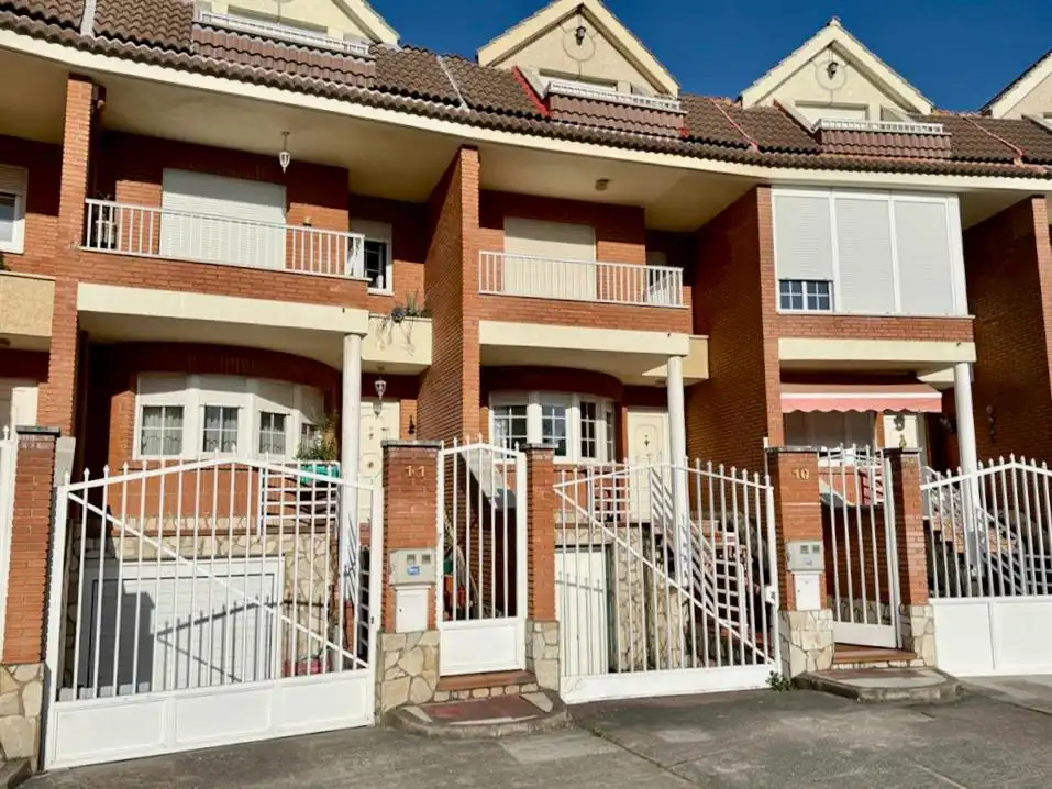 Vista exterior de Casa adosada en venta en San Andrés del Rabanedo con Calefacción, Jardín privado y Parquet